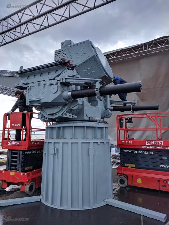 Cụ thể, về thành phần pháo phòng không, Pantsir-M dùng cặp pháo GSh-6-30K/AO-18KD 6 nòng cỡ 30mm thay vì khẩu 2A38 nòng đơn trên Pantsir-S1. Cặp pháo GSh-6-30K đạt tốc độ bắn tổng cộng 10.000-12.000 phát/phút, bắn nhanh hơn rất nhiều so với cặp pháo 2A38. Nguồn ảnh: Sina