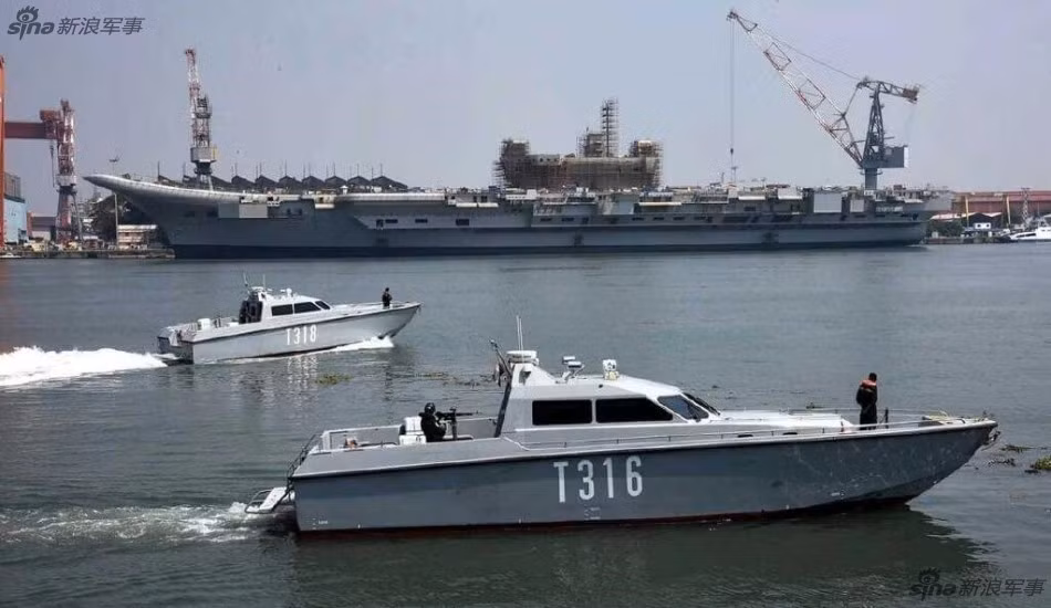 Nói về kích thước, Ấn Độ chỉ phải hoàn thiện một chiếc tàu sân bay cỡ 40.000 tấn, trong khi của Trung Quốc là hơn 50.000 tấn. Đó là chưa kể Ấn Độ có sự trợ giúp công nghệ từ Nga và nhiều nước khác, còn Trung Quốc gần như tự lực. Điều đó cho thấy sự vượt trội về công nghệ quốc phòng của Trung Quốc so với Ấn Độ. Nguồn ảnh: Sina