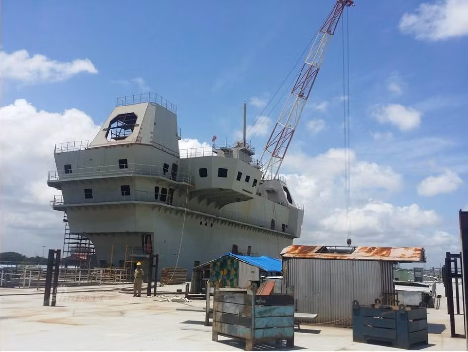 Xem ra người Ấn phải nghiêm túc và kỷ luật hơn nữa để có thể sớm hoàn thiện, chạy thử nghiệm tàu sân bay INS Vikrant. Nguồn ảnh: Sina