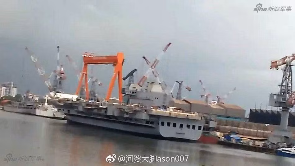 Còn hàng không mẫu hạm INS Vikrant tới nay chỉ như một cái vỏ, chưa có nhiều máy móc được trang bị, kể cả các hệ thống radar. Nguồn ảnh: Sina