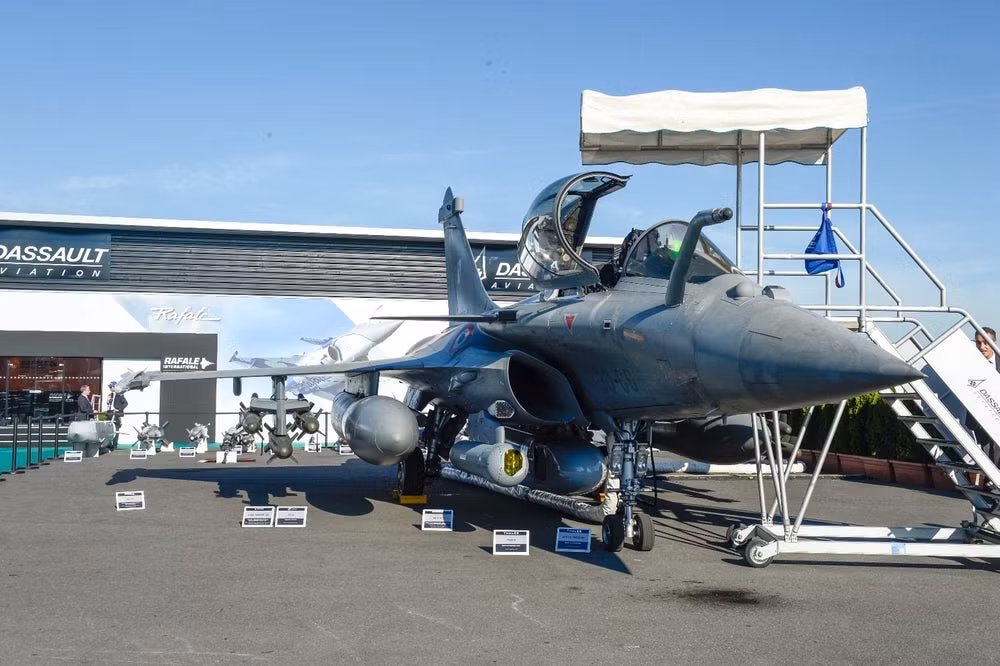 Những chiếc tiêm kích Dassault Rafale trưng bày trên mặt đất với bộ vũ khí mà nó có khả năng triển khai giới thiệu tới các đoàn khách tiềm năng. Nguồn ảnh: newatlas
