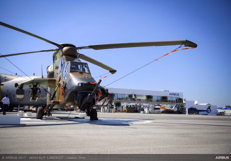 Trực thăng tấn công Airbus Helicopter Tiger - trực thăng vũ trang hạng nặng số 1 của khối NATO. Nó hiện có trong thành phần trang bị Quân đội Đức, Pháp và Tây Ban Nha. Tiger có khả năng triển khai 4 tên lửa chống tăng Hellfire hoặc Spike-ER hoặc PARS 3 LR cùng 2 tên lửa không đối không Mistral hoặc FIM-92 Stinger. Ngoài ra, nó có khả năng triển khai các loại rocket 68-70mm và pod pháo 20mm. Nguồn ảnh: newatlas