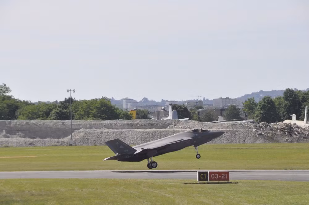 Ít nhất tới thời điểm này F-35 đã nhận được một loạt đơn hàng từ 12 quốc gia. 5 chiếc đã được chuyển giao cho Israel và 10 chiếc cho Không quân Hoàng gia Anh. Nguồn ảnh: newatlas