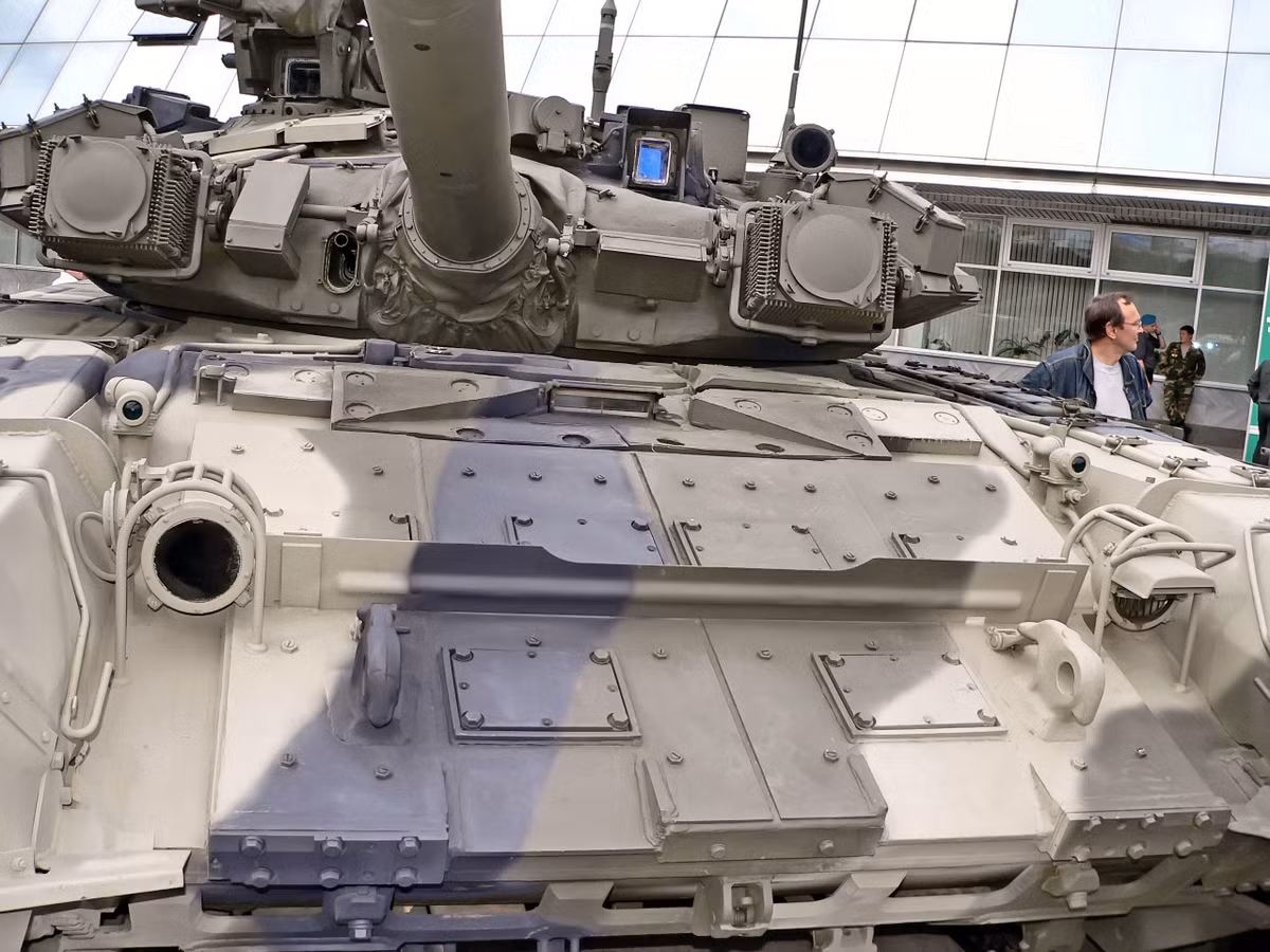 T-90 được coi là một trong những loại xe tăng có lớp bảo vệ tốt nhất thế giới hiện nay. Đây cũng là loại xe tăng đầu tiên trên thế giới được trang bị hệ thống bảo vệ 4 lớp gồm: lớp 1 là hệ thống phòng thủ chủ động quang điện gây nhiễu Shtora-1 để chống lại các tên lửa dẫn đường bằng laser, hồng ngoại cũng như gây rối các hệ thống hiển thị mục tiêu; lớp 2 là hệ thống phòng thủ chủ động ARENA chuyên đánh chặn các loại đạn chống tăng trước khi chúng lao vào xe, lớp thứ 3 là giáp phản ứng nổ gắn ngoài, và lớp cuối cùng là vỏ giáp được kết hợp giữa thép độ bền cao và vật liệu tổng hợp (composite). Nguồn ảnh: Wikipedia