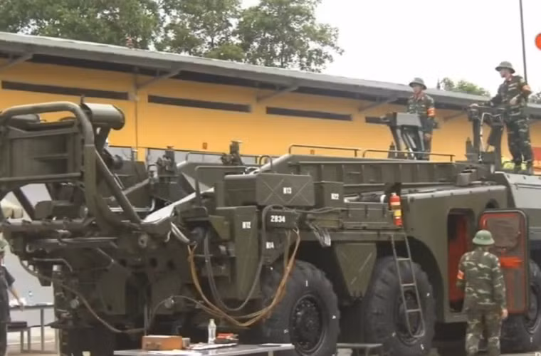 Xe phóng tự hành 9P117M được thiết kế cho việc chuyên chở đạn trực chiến đấu, phục vụ công tác chuẩn bị phóng và phóng đạn. Ngoài ra, nó còn có thêm một số chức năng khác, ví dụ như: Kiểm tra tình trạng đạn và các thiết bị phục vụ công tác phóng đạn; Cấp nhiên liệu và khí nén cho đạn; Thu hồi đạn từ trạng thái chiến đấu khi không phóng đạn hoặc đạn hỏng. Nguồn ảnh: Kênh QPVN