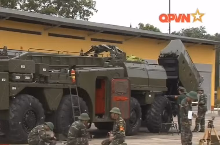 Trong ảnh, cán bộ chiến sĩ Đoàn B90 trong giờ huấn luyện thực hiện trên bệ phóng tên lửa mặt đất Scud – định danh của NATO, được dùng phổ biến hơn cái tên thật 9K72 Elbrus. Nguồn ảnh: Kênh QPVN