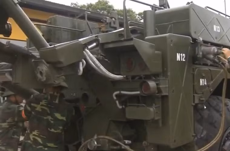 Bệ phóng 9N117 có chức năng đỡ giữ đạn thẳng đứng và hướng đạn theo phương vị mục tiêu trong tư thế chuẩn bị phóng. Khung kim loại của bệ phóng cũng là bộ phận dùng để gá các cáp phóng, đường ống dẫn và các thiết bị phục vụ phóng đạn của xe phóng khi hành quân hay triển khai chiến đấu. Bệ phóng bao gồm các thành phần chính: khung bệ; tấm chắn luồng; đáy bệ, trục xoay bệ và máy xoay bệ. Nguồn ảnh: Kênh QPVN