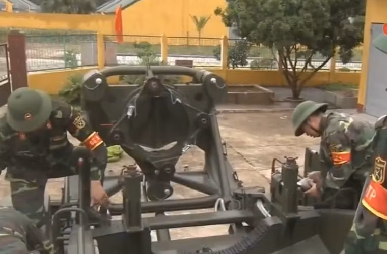 Đạn tên lửa đang được khung nâng đạn đưa lên vị trí thẳng đứng sẵn sàng phóng - khung nâng này được thiết kế cho nhiệm vụ đỡ giữ đạn trong tư thế hành quân và nâng dựng đạn đứng thẳng trên bệ phóng trong tư thế chiến đấu. Nguồn ảnh: Kênh QPVN