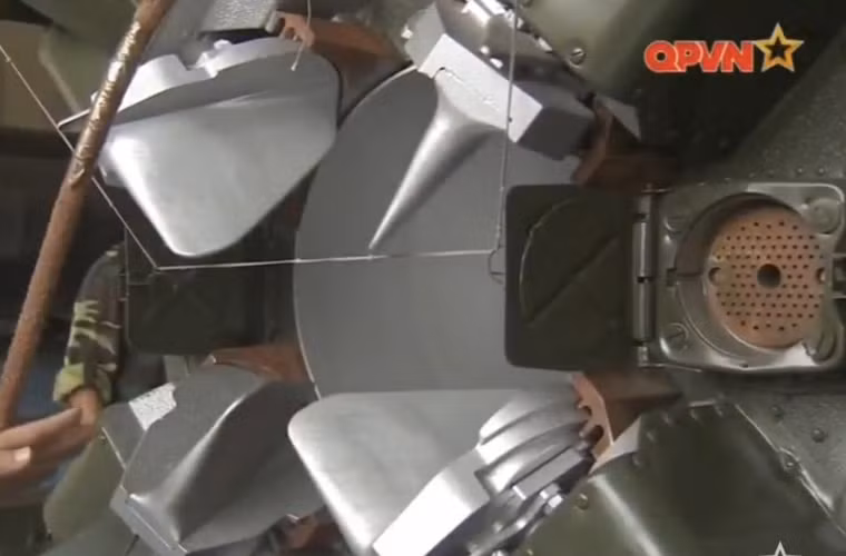 Cận cảnh miệng phun động cơ nhiên liệu lỏng 9D21. Nguồn ảnh: Kênh QPVN