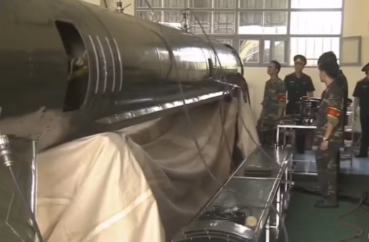 Còn trong ảnh là công tác kiểm tra kỹ thuật tên lửa đạn đạo Scud (mang tên chính thức là đạn 8K14 nằm trong tổ hợp tên lửa mặt đất chiến thuật-chiến dịch 9K72 Elbrus). Nguồn ảnh: Kênh QPVN
