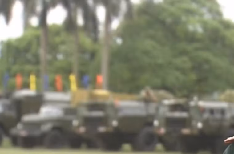 Theo tài liệu “Scud Ballistic Miss and Launch System 1955-2005” (công ty xuất bản sách Osprey Publishing có trụ sở tại Oxford, Anh), năm 1979 Liên Xô đã viện trợ cho Việt Nam 12 xe phóng cùng số lượng nhỏ tên lửa đạn đạo Scud biên chế đủ cho một lữ đoàn. Còn theo cơ sở dữ liệu của Viện Nghiên cứu Hòa bình và Quốc tế Stockhom (SIPRI), năm 1981 Việt Nam nhận được 4 bệ phóng di động cùng 25 quả đạn Scud. Nguồn ảnh: Kênh QPVN