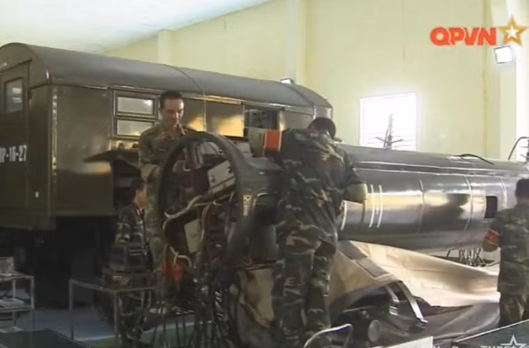 Phần đầu đạn 8F44F nằm ở ngay đầu mũi, phía trước khối thiết bị điều khiển. Trong ảnh, đầu đạn 8F44F đã được tháo bỏ. Theo các tài liệu công khai, đầu đạn 8F14F nặng 1 tấn, có thể tạo ra hố sâu 1,5-4m, rộng 12m với tốc độ va chạm 1,4km/s. Nguồn ảnh: Kênh QPVN