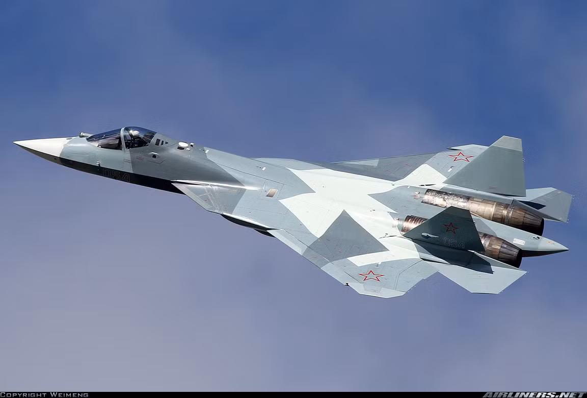 Những tuyên bố của Đại tá Makar Aksenenko không phải là không có cơ sở, bởi hiện nay Sukhoi PAK FA T-50 vẫn đang trong giai đoạn nghiên cứu thử nghiệm. Thậm chí máy bay vẫn còn mang tên hiệu thử nghiệm, chưa được định danh chính thức, lẽ dĩ nhiên là Tập đoàn Rosoboronexport cũng chưa có quyền quảng bá tiêm kích Su T-50 trên thị trường thế giới. Nguồn ảnh: Airlines.net