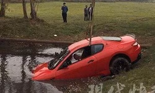 Co gai lao sieu xe 7 ty dong xuong ao vi mai doc tin nhan