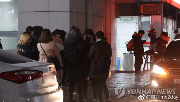 Chiều 18/12, cộng đồng fan Hàn Quốc cũng như châu Á không khỏi bàng hoàng trước thông tin Jonghyun (SHINee) đột ngột qua đời. Cảnh sát Gangnam tiết lộ thi thể anh được tìm thấy trong phòng riêng ở khu Chungdamdong, xung quanh là những lò lan cháy dở.