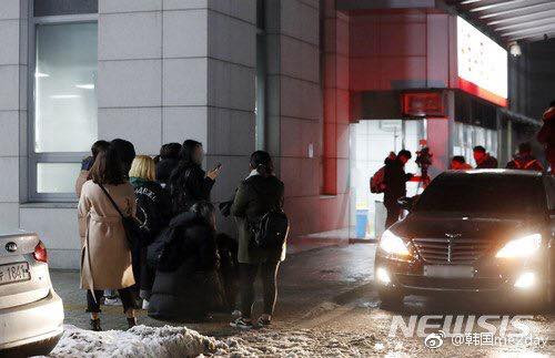 Ngay sau khi phát hiện, Jonghyun được đưa đến bệnh viện Đại học Konkuk. Tuy nhiên, tim anh đã ngừng đập ngay trên đường đi cấp cứu. Nguyên nhân tử vong xác định là do ngộ độc khí CO.