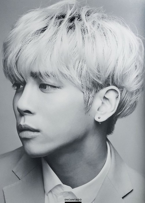 Chị gái Jonghyun tiết lộ em trai có ý định tự tử. Cô cũng là người báo cảnh sát ngay sau khi nhận được thư tuyệt mệnh từ em trai: “Mọi thứ đã rất khó khăn cho đến hiện tại. Hãy giải thoát cho em. Hãy nói với mọi người em chịu đựng đủ rồi. Chào tạm biệt!”.