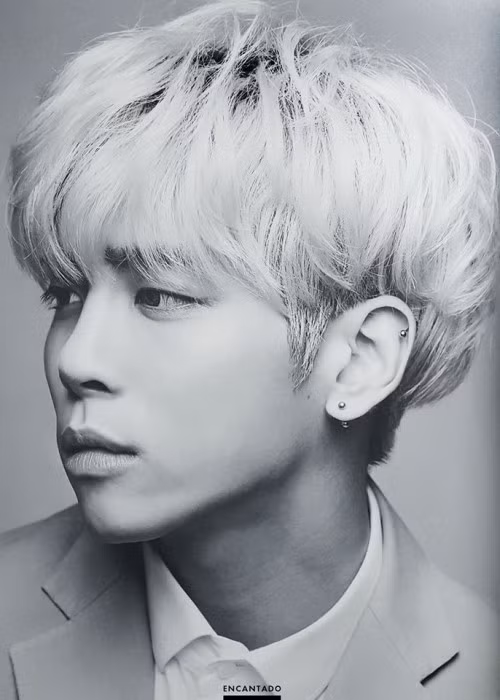 Chị gái Jonghyun tiết lộ em trai có ý định tự tử. Cô cũng là người báo cảnh sát ngay sau khi nhận được thư tuyệt mệnh từ em trai: “Mọi thứ đã rất khó khăn cho đến hiện tại. Hãy giải thoát cho em. Hãy nói với mọi người em chịu đựng đủ rồi. Chào tạm biệt!”.