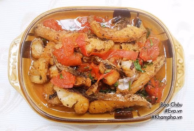 CÁ CHIÊN SỐT CÀ CHUA Cá rửa sạch, cắt miếng vừa ăn, ướp gia vị rồi chiên vàng đều 2 mặt. Gắp cá ra để ráo dầu. Dùng chiếc chảo chiên cá, cho hành, cà chua vào phi thơm, để cà chua mềm, nhừ thì cho thêm 1 bát ăn cơm nước lọc vào. Khi nước sốt cà sôi, cho cá đã chiên vào sốt cùng. Dùng đũa lật nhẹ cá, để cá sôi tầm 3 đến 5 phút. Khi thấy nước sốt hơi cạn, nêm gia vị vừa ăn, thêm hành, rau răm, thì là thái nhỏ rồi tắt bếp.