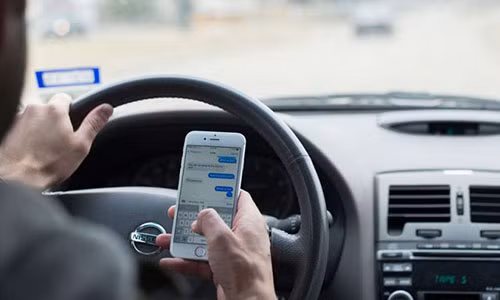 Gioi tre Viet thuong mat tap trung khi lai xe