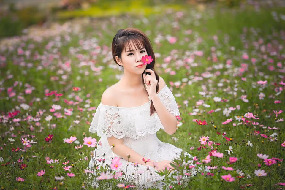 Tới đây, bạn có thể tự do thư giãn giữa không gian hoa cỏ bát ngát, ngập tràn hương sắc và ghi lại những khoảnh khắc đẹp cùng các loài hoa đang đua nở. Với vẻ đẹp rực rỡ lại đang trong những ngày thời tiết mát mẻ, thung lũng hoa Bắc Hà hứa hẹn sẽ là địa điểm du lịch mới mẻ cho các bạn yêu hoa và đam mê du lịch. Ảnh: Dương Tú Lệ