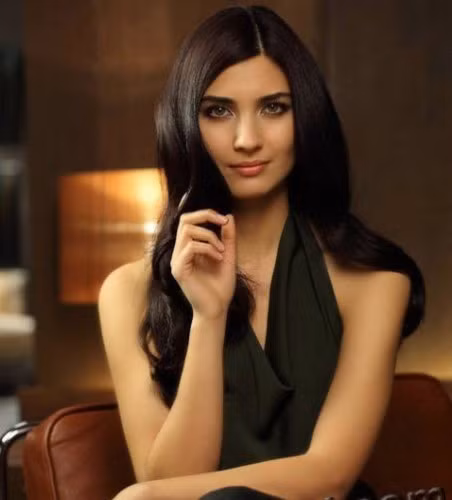 Người phụ nữ Thổ Nhĩ Kỳ thường có làn da tối, mái tóc nâu sẫm màu, và cặp mắt sáng.