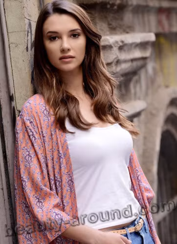  Người phụ nữ Thổ Nhĩ Kỳ hiện đại ngoài sở hữu vẻ đẹp ngoại hình còn nổi tiếng là tận tụy với gia đình và chịu khó gìn giữ truyền thống văn hóa nước họ.