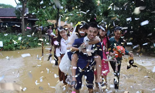 Chu re cuoi hanh phuc cong co dau vuot qua dong nuoc lu