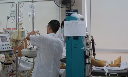 Uong 19 vien paracetamol ha sot, nam thanh nien bi viem gan nang