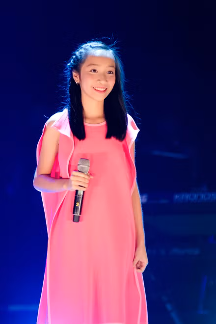 Cô bé từng được đánh giá là giọng hát tiềm năng và từng tham gia biểu diễn cùng mẹ trên nhiều sân khấu lớn.