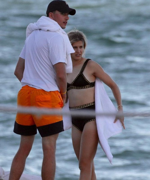 Việc liên tục xuất hiện cùng nhau khiến cặp nam nữ bị đồn là đã vượt qua giới hạn tình bạn thông thường.