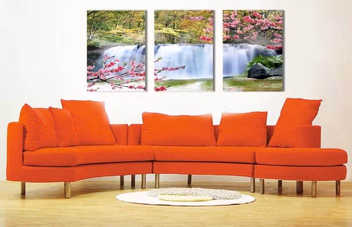 3. Treo tranh ở hướng Bắc Theo phong thủy, hướng Bắc chủ về sự nghiệp và thành công. Bạn nên chọn một hình ảnh có yếu tố nước để giúp sự nghiệp của bạn thuận lợi, hanh thông. Hình ảnh có yếu tố nước bao gồm: đại dương, vòi phun nước, thác nước, cá…