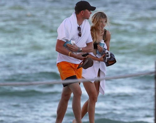 Hôm 13/12, Genie Bouchard có thêm lần nữa đi cùng nam sinh viên John Goehrke. Lần này, hai người hẹn hò trên bãi biển Miami. Trong trang phục tắm, Genie co ro bên cạnh người hâm mộ may mắn thắng cược cô hồi tháng hai.