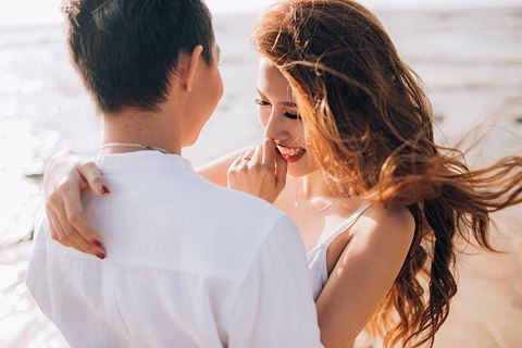 “Ban đầu, mình không có ấn tượng gì với anh lắm bởi anh xấu nhưng lại chảnh. Tuy nhiên, khi xe bị sự cố, xem cách anh ấy giải quyết công việc, và rất tôn trọng khách hàng nên mình bắt đầu cảm mến anh”, Nhung kể tiếp. “Ban đầu, mình không có ấn tượng gì với anh lắm bởi anh xấu nhưng lại chảnh. Tuy nhiên, khi xe bị sự cố, xem cách anh ấy giải quyết công việc, và rất tôn trọng khách hàng nên mình bắt đầu cảm mến anh”, Nhung kể tiếp.