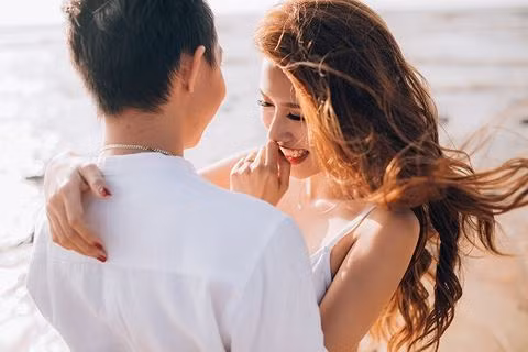 “Ban đầu, mình không có ấn tượng gì với anh lắm bởi anh xấu nhưng lại chảnh. Tuy nhiên, khi xe bị sự cố, xem cách anh ấy giải quyết công việc, và rất tôn trọng khách hàng nên mình bắt đầu cảm mến anh”, Nhung kể tiếp.