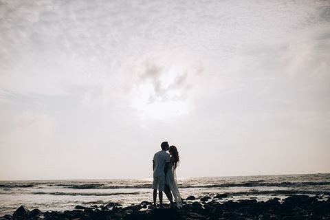 Kể về lần đầu gặp bạn trai, cô bạn cho biết: “Lần đó chị gái thuê xe tự lái bên công ty anh, và lúc giao xe mình đi chung với chị nên vô tình gặp anh. Sau này xe bị sự cố, chị mình lại lái yếu nên thường xuyên phải liên lạc với anh, do đó tụi mình thường xuyên gặp nhau”. Kể về lần đầu gặp bạn trai, cô bạn cho biết: “Lần đó chị gái thuê xe tự lái bên công ty anh, và lúc giao xe mình đi chung với chị nên vô tình gặp anh. Sau này xe bị sự cố, chị mình lại lái yếu nên thường xuyên phải liên lạc với anh, do đó tụi mình thường xuyên gặp nhau”.