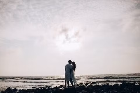 Kể về lần đầu gặp bạn trai, cô bạn cho biết: “Lần đó chị gái thuê xe tự lái bên công ty anh, và lúc giao xe mình đi chung với chị nên vô tình gặp anh. Sau này xe bị sự cố, chị mình lại lái yếu nên thường xuyên phải liên lạc với anh, do đó tụi mình thường xuyên gặp nhau”.