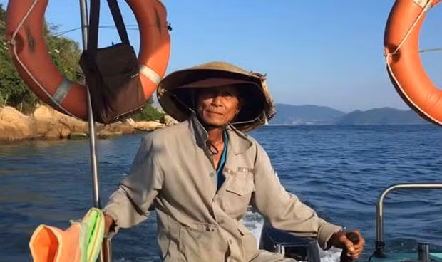 Làn da ông Mẹo cháy sạm vì nắng gió đưa đò.