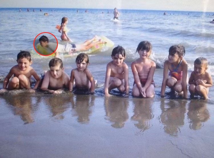 Vị hôn phu lấp ló đằng sau trong tấm ảnh mà Verona Koliqi chụp với bạn bè.