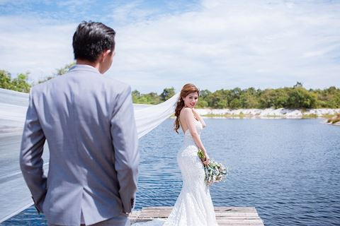 Hai nhân vật chính trong bộ ảnh là anh chàng Nguyễn Văn Quý (SN 1988) và cô bạn Nguyễn Nhung (SN 1990, diễn viên tự do). Được biết, Nhung từng tham gia quay MV ca nhạc, đóng quảng cáo, mọi người hay gọi cô bạn với nickname Nhung Dona.