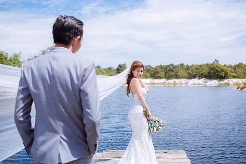 Hai nhân vật chính trong bộ ảnh là anh chàng Nguyễn Văn Quý (SN 1988) và cô bạn Nguyễn Nhung (SN 1990, diễn viên tự do). Được biết, Nhung từng tham gia quay MV ca nhạc, đóng quảng cáo, mọi người hay gọi cô bạn với nickname Nhung Dona.