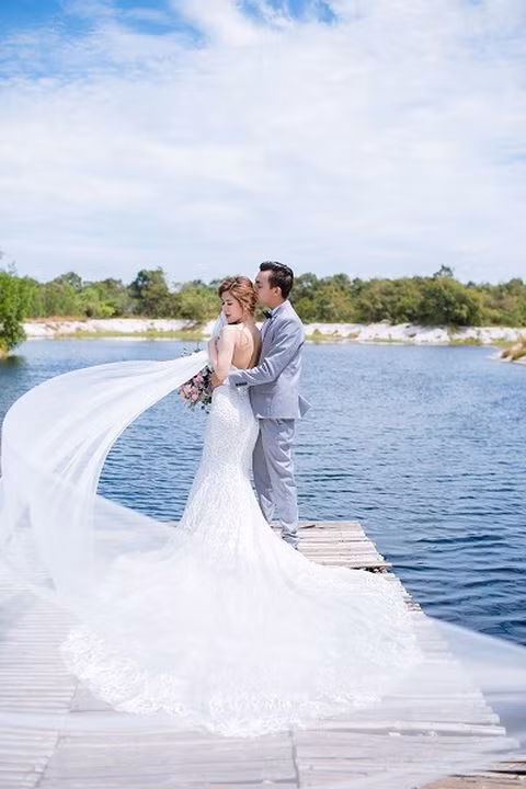 Theo chia sẻ của Nhung, khi cô nàng và bạn trai quen nhau, mọi người xung quanh ai cũng bàn tán bởi sự chênh lệch về ngoại hình giữa họ. Vì vậy, khi quen nhau khoảng 2 tuần, Quý từng định giấu bạn gái đi làm răng. “Anh nói là giấu mình đi làm răng, để cho đỡ… xấu, để mọi người không nói xấu mình là quen anh vì anh có tiền nữa. Và anh cũng muốn mình sẽ thật thoải mái khi đi bên cạnh anh”.