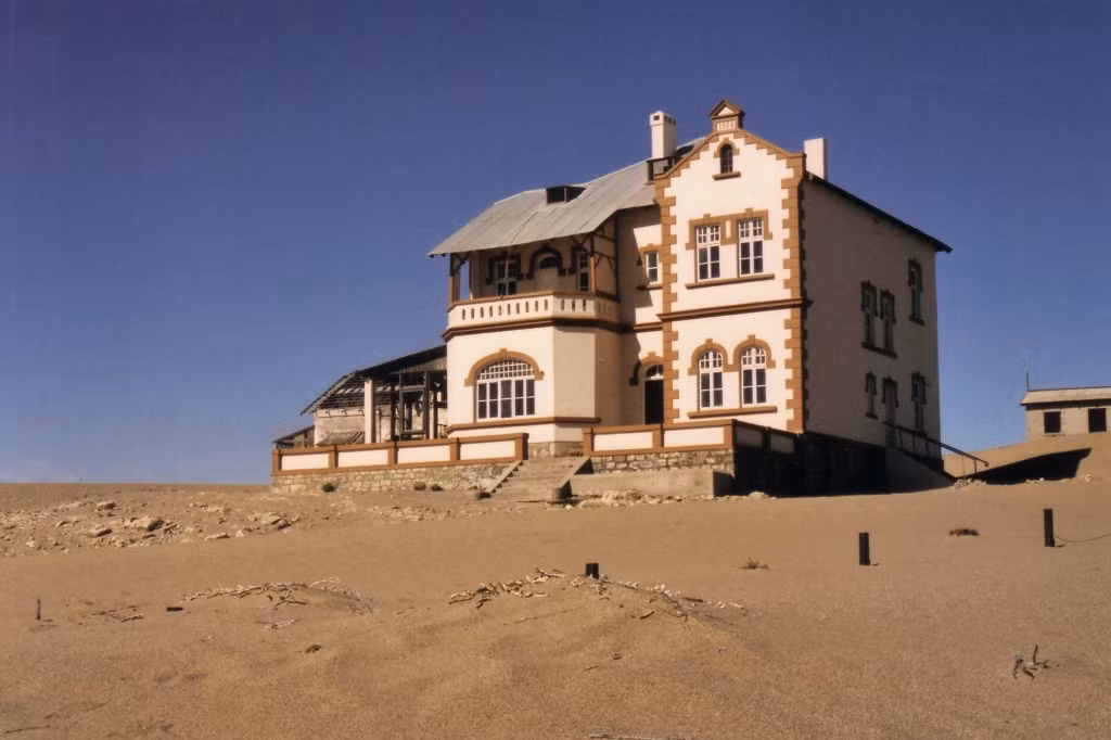 Công nhân đường sắt Zacharias Lewala là người đầu tiên tìm thấy loại đá quý có giá trị này khi đào đường ray vào năm 1908. Viên đá được giám định và xác nhận đúng là kim cương. Ảnh: Geoff's Peerless Travels.