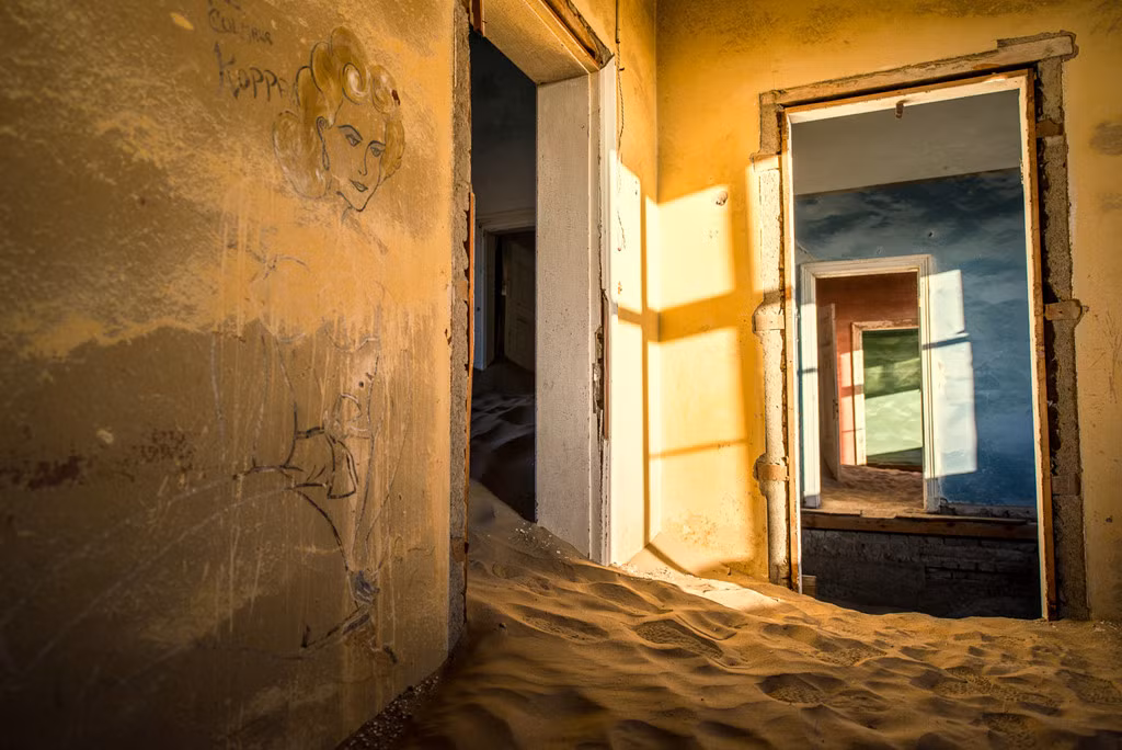 Thông tin này đã khiến nhiều người đổ xô về đây tìm kiếm vận may. Trong vài năm, hàng trăm người Đức đã tới định cư ở Kolmanskop. Ảnh: Cube Breaker.