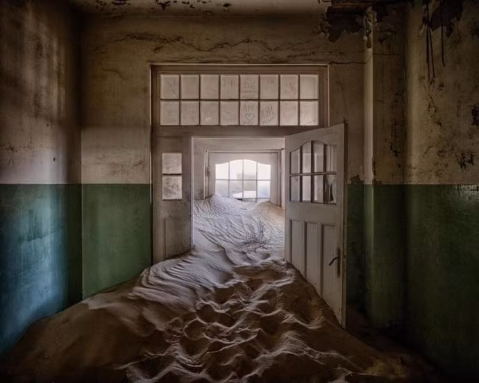 Vẻ hoang lạnh và kỳ bí của Kolmanskop khiến nơi này thu hút các du khách thích các điểm đến độc đáo. Đồng thời, thị trấn cũng thường xuyên được chọn làm bối cảnh quay phim. Ảnh: The Higher Learning.
