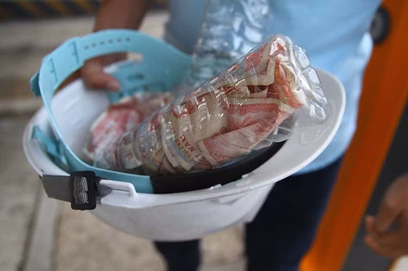 Tra phi BOT bang tien le trong chai nhua: Cong an co xu ly duoc?-Hinh-3