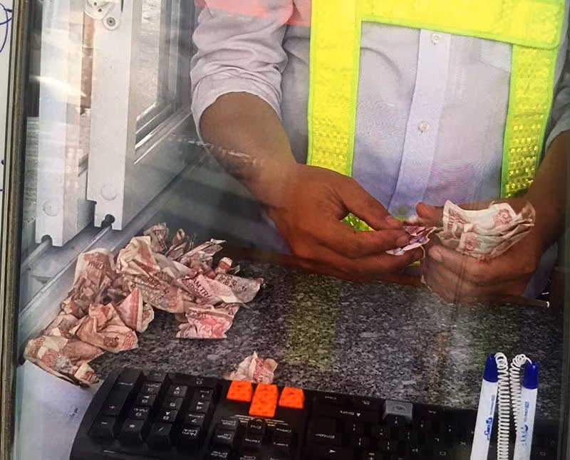 Tra phi BOT bang tien le trong chai nhua: Cong an co xu ly duoc?