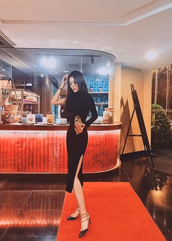 Hoa hậu Kỳ Duyên đầy quyến rũ trong bộ váy ôm sát, cùng đoạn xẻ tà ở chân váy, khoe khéo đôi chân dài.