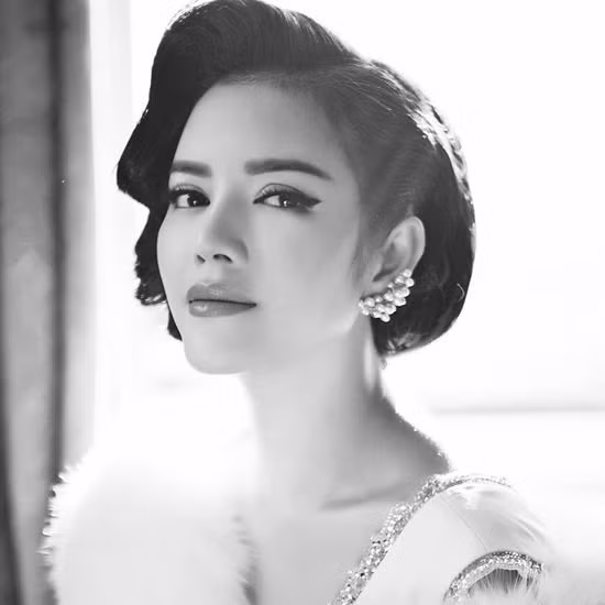 Lý Nhã Kỳ đăng tải hình ảnh mang phong cách sang trọng.