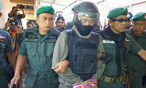 Ronnachai Awattanakulthep bị cảnh sát dẫn độ. Ảnh: The Nation.